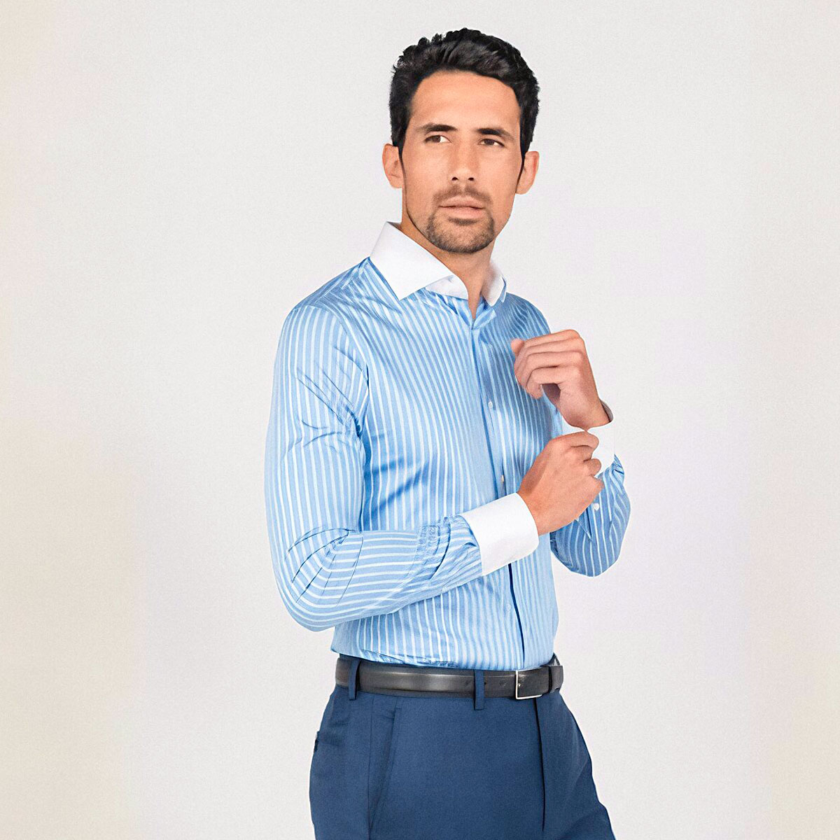 Chemise bleure col blanc poignet blanc