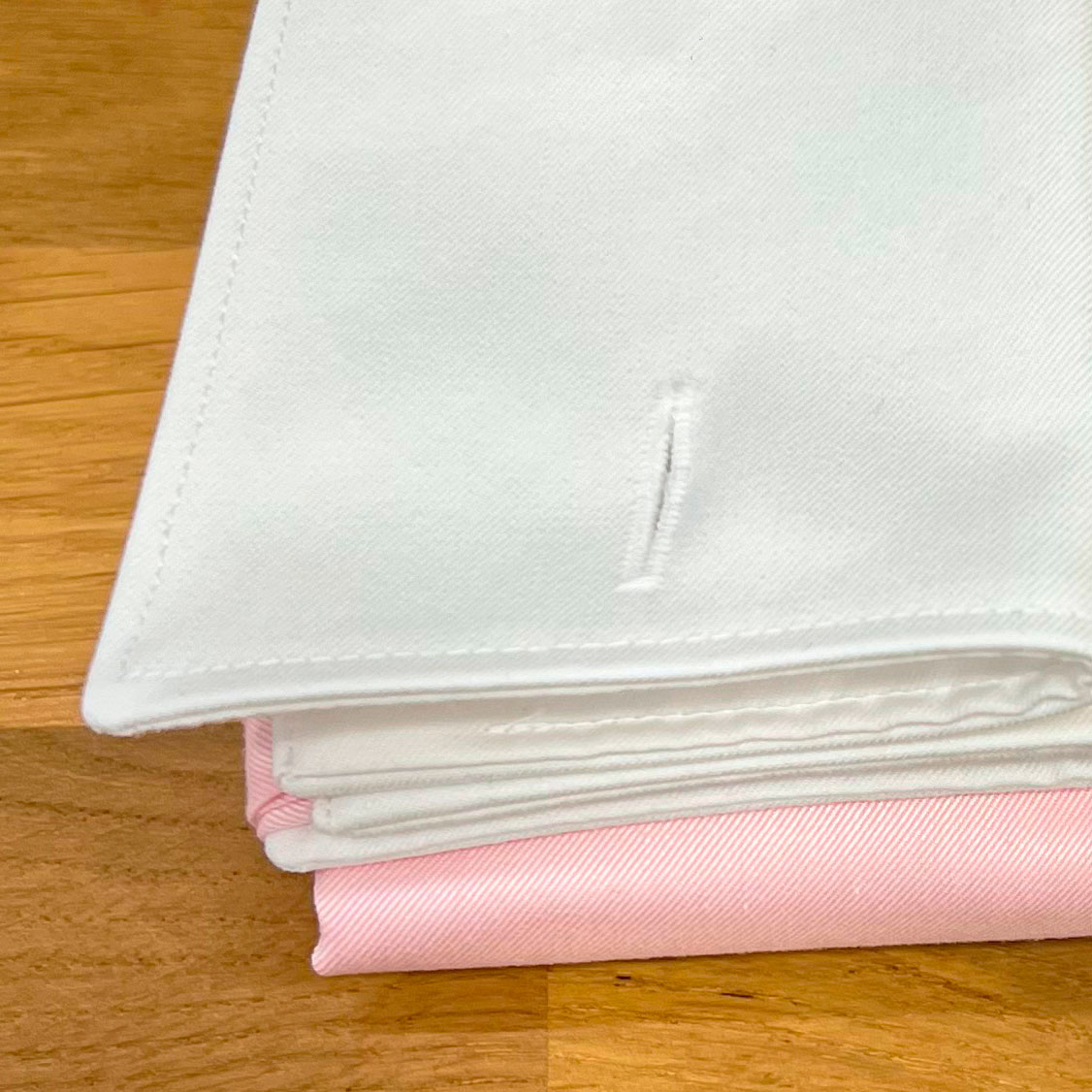 chemise-rose-col-blanc-poignet-blanc 1