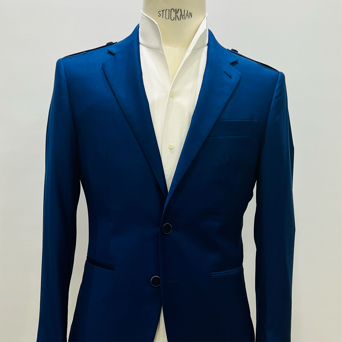 costume-bleu-epaulettes-loro-piana 1