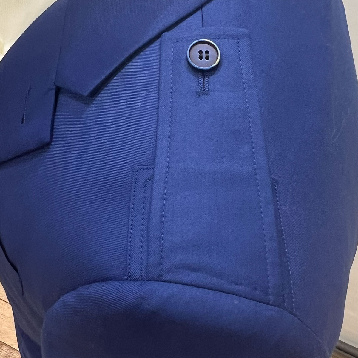 costume-bleu-epaulettes-loro-piana 3