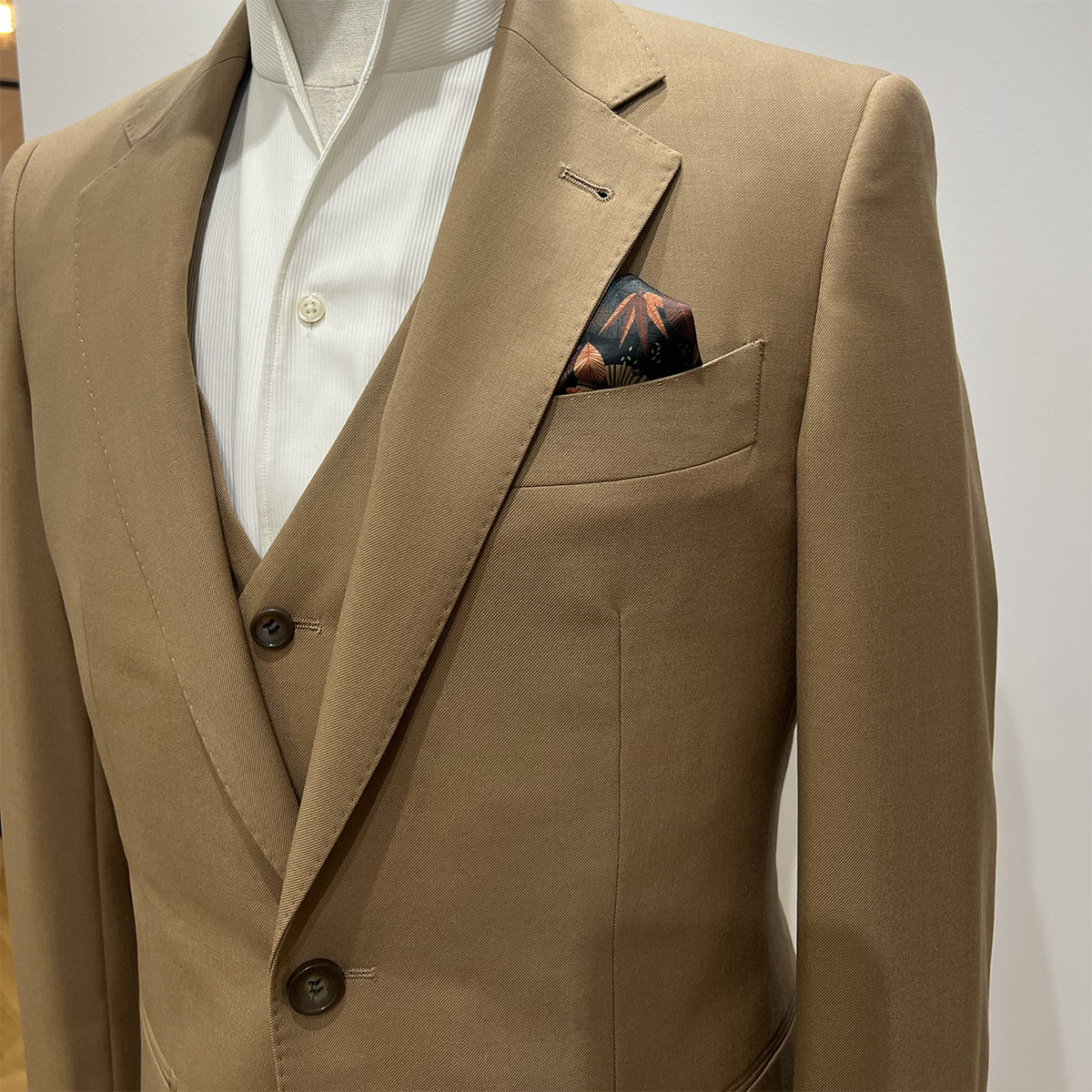 costume-trois-pieces-caramel 1