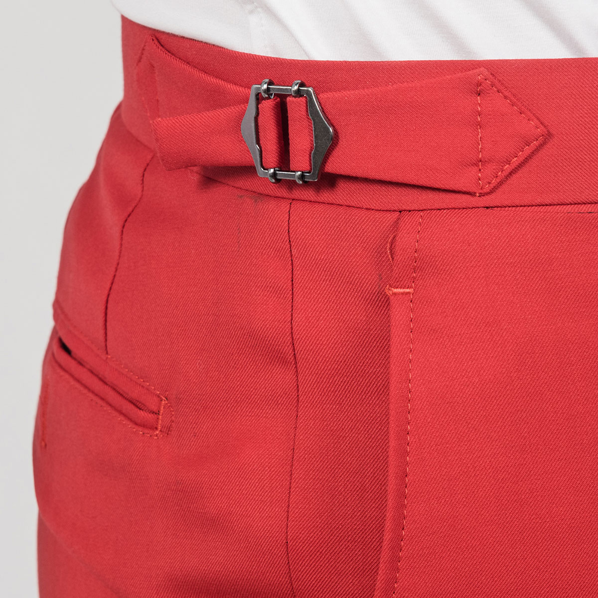 pantalon-rouge-patte-serrage 1